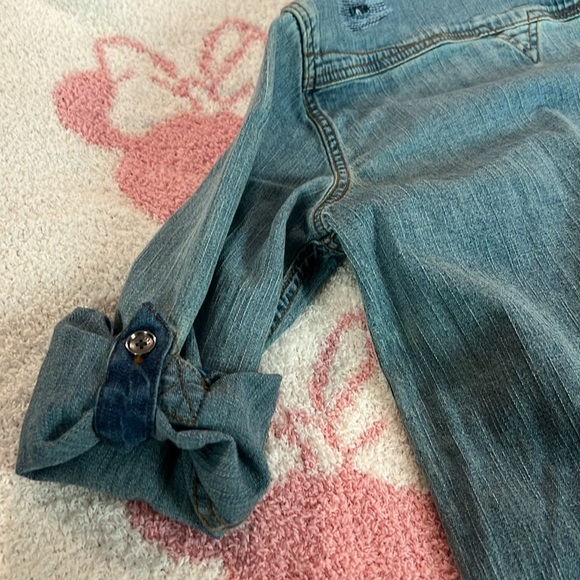 Guess Jeans Distressed Buttoned Top - Picture 12 of 13